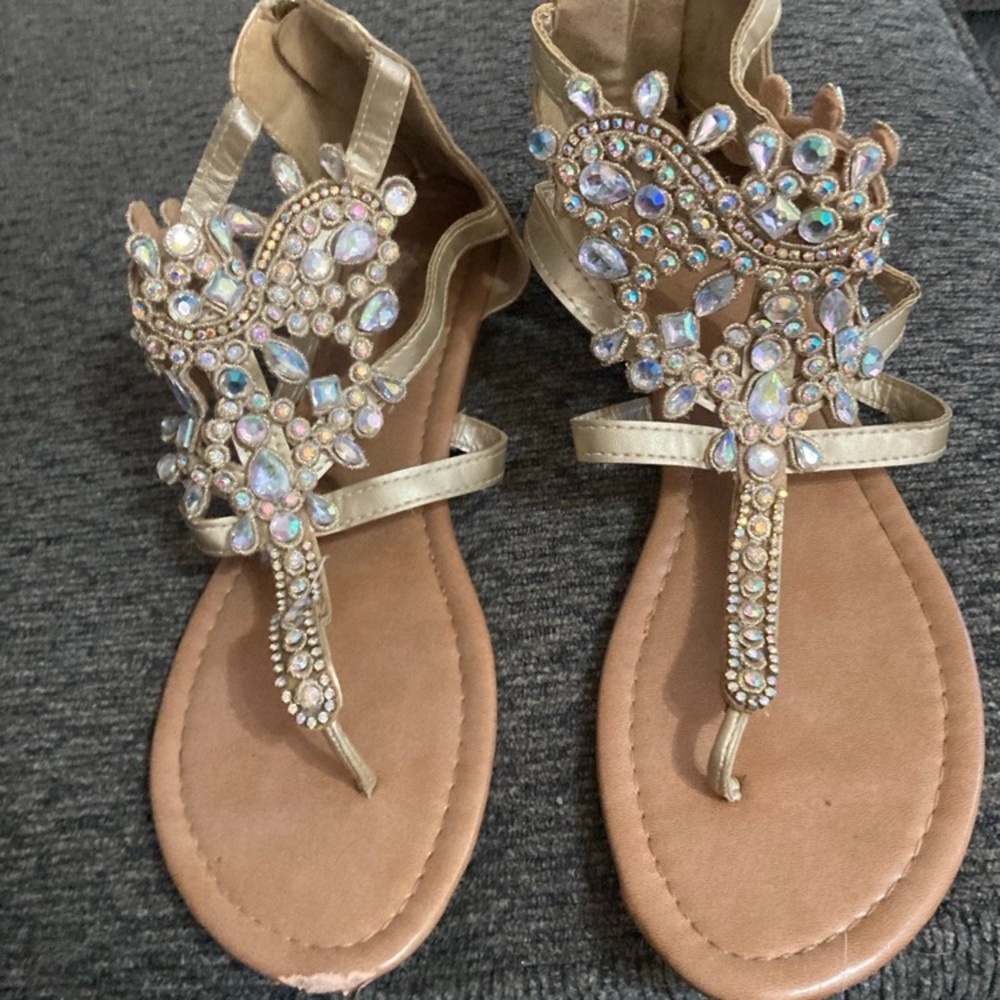 Sandals with back zipper